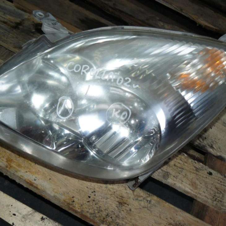 Toyota Corolla Verso 2002r 1.8b Lampa Lewy Przód