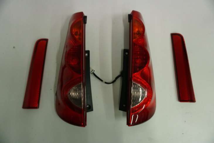Nissan Note E11 Lampa Tylna Prawa Lewa 53 42 komplet