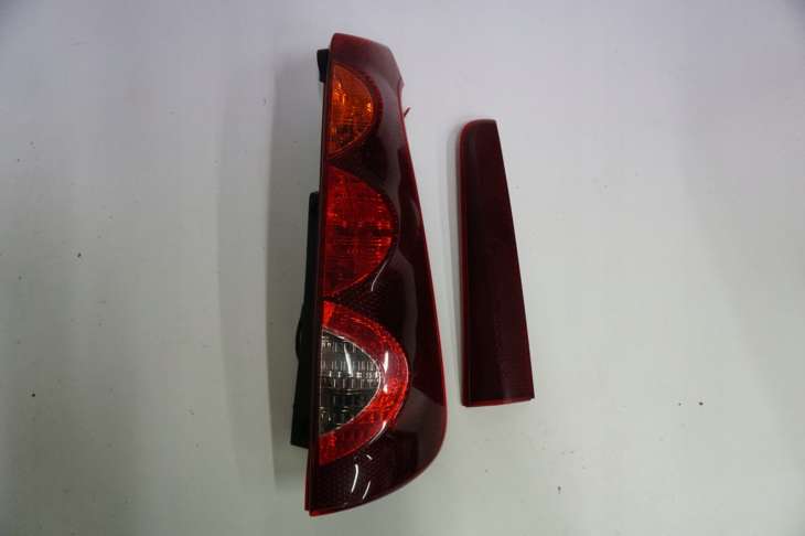 Nissan Note E11 Lift Lampa Tylna Prawa - obrazek 2
