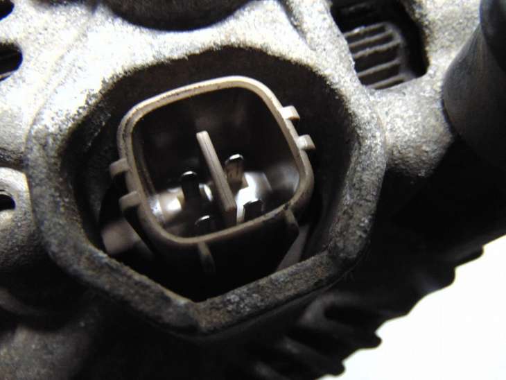 Hyundai IX35 Alternator 37300-2a850 1.7crdi - obrazek 2