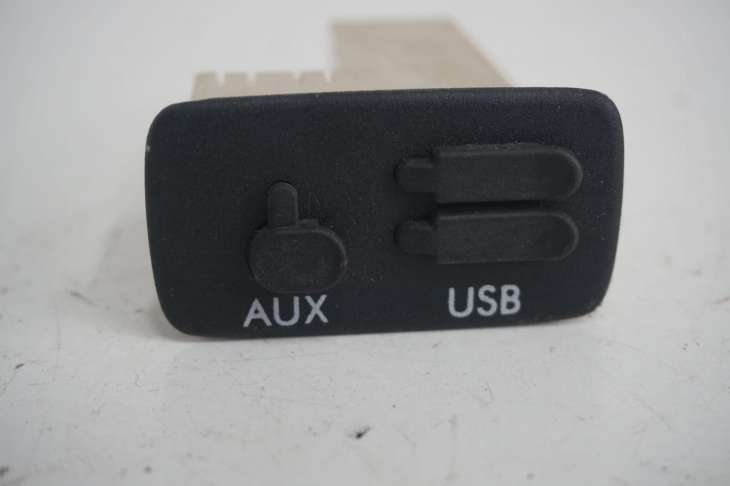 Subaru XV Lift Crosstrek Panel Port Czytnik Aux Usb 86257fl000