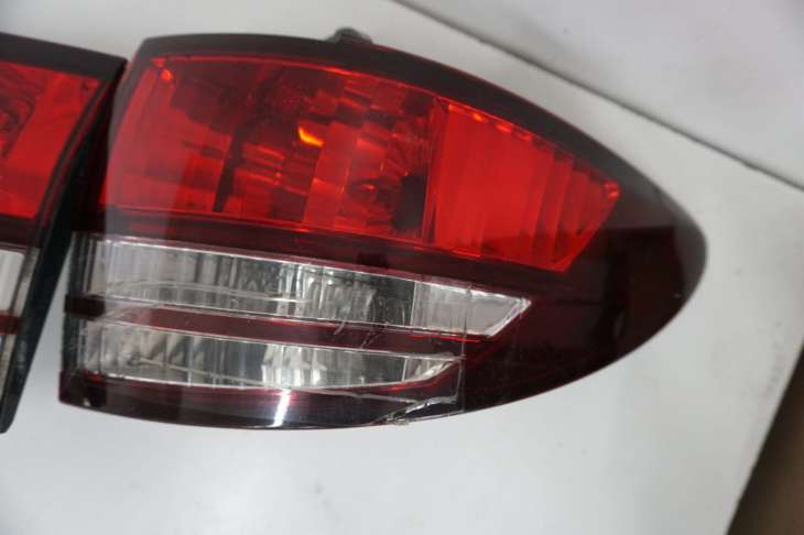 Toyota PreVIa II 2005r Blenda Klapy Tyl Lampa Chrom Komplet 422-77978 75813-28020 - obrazek 2