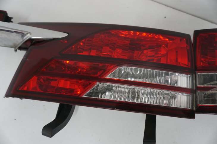 Toyota PreVIa II 2005r Blenda Klapy Tyl Lampa Chrom Komplet 422-77978 75813-28020 - obrazek 4