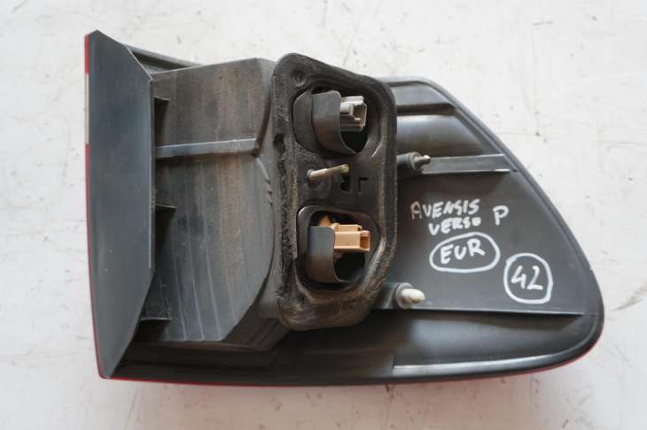 Toyota Avensis Verso Lampa Tylna Prawa - obrazek 2