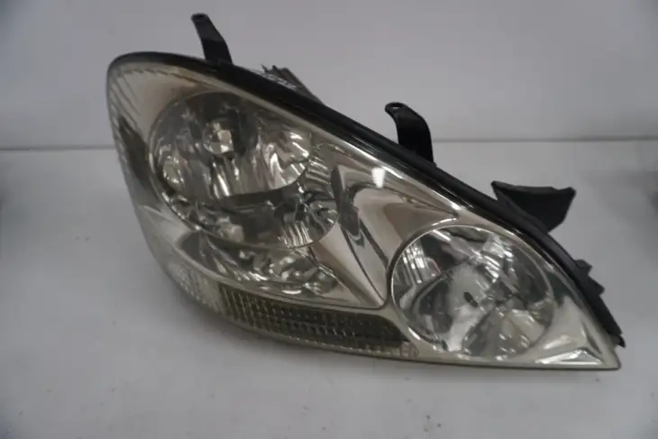 Toyota Avensis Verso 2002r Lampa Prawa Przednia Przód Europa (NR 68)