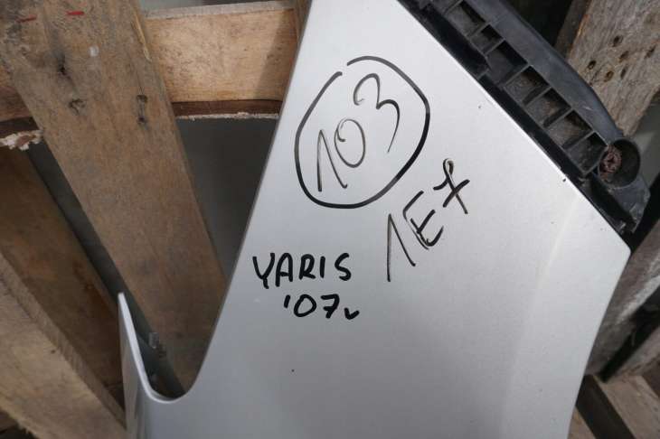 Toyota Yaris II Błotnik Prawy Przedni 1e7 Nr.103 - obrazek 2