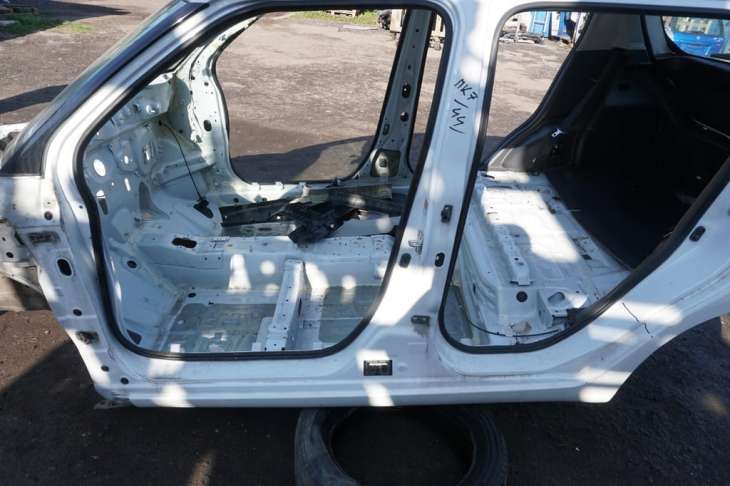 Suzuki Swift IV Mk7 Próg Lewy Słupek 26u