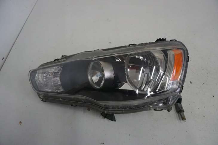 Mitsubishi Lancer Sportback VIII Lampa Lewa Europa Klosz