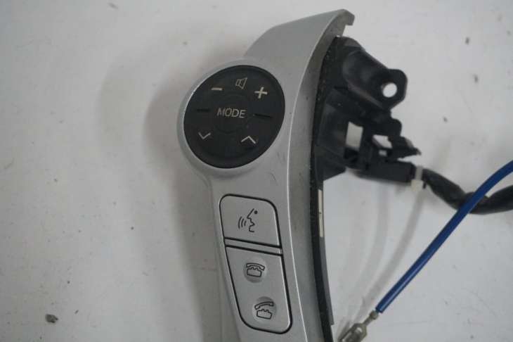 Toyota Prius III Mutifunkcyjne Przyciski Kierownicy 84250-47040 - obrazek 2
