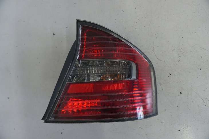 Subaru Legacy IV Sedan Lampa Prawa Tylna Nr.68