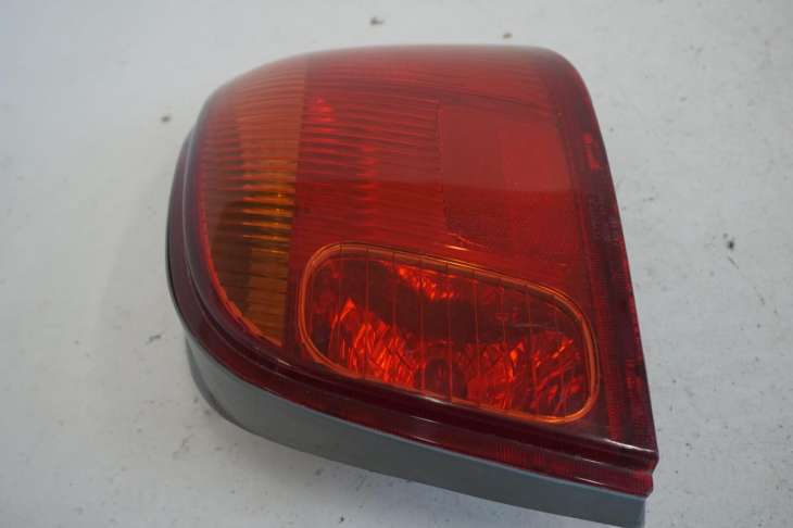 Toyota Yaris I Lift 03-06 Lampa Prawy Tył Angielska - obrazek 2