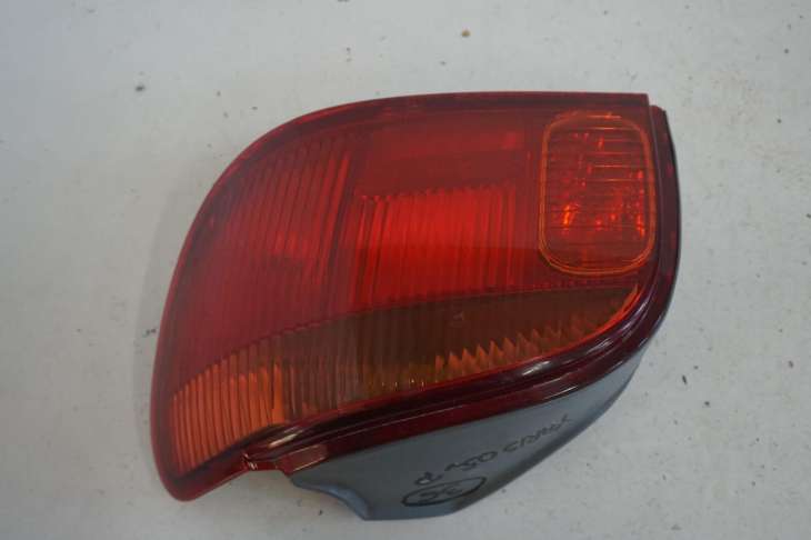 Toyota Yaris I Lift 03-06 Lampa Prawy Tył Angielska - obrazek 3