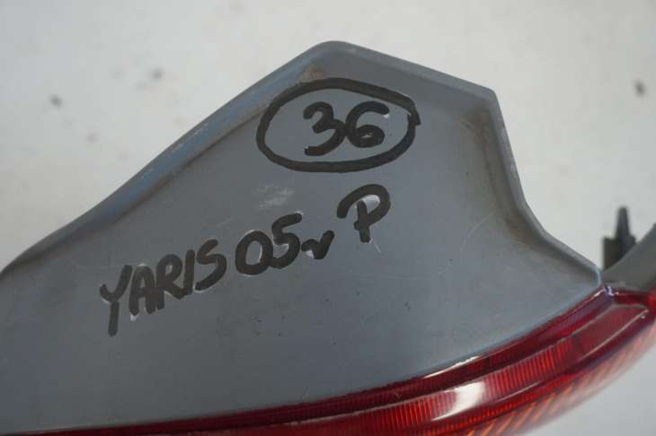Toyota Yaris I Lift 03-06 Lampa Prawy Tył Angielska - obrazek 5