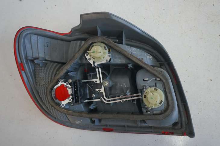 Toyota Yaris I Lift 03-06 Lampa Prawy Tył Angielska - obrazek 6