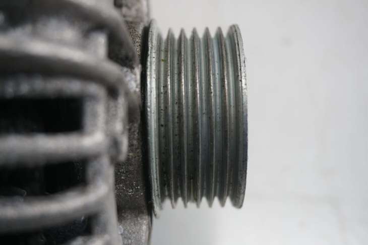 Toyota Yaris II Alternator 1.3benzyna - obrazek 2