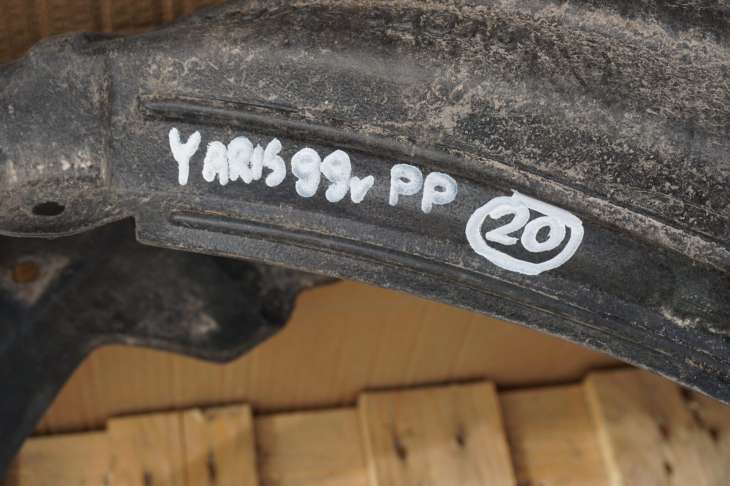 Toyota Yaris I Nadkole Prawe Przednie 58875-52010 - obrazek 2