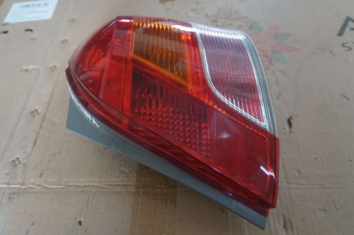 Toyota Yaris II Lift Lampa Tylna Prawa 2009rok Uk - obrazek 2