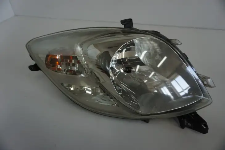 Toyota Yaris II Lampa Przednia Lewa Uk (NR 300)
