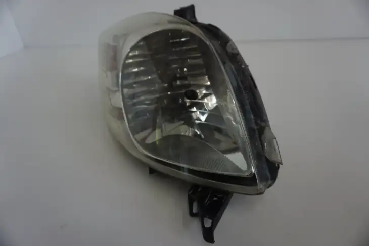 Toyota Yaris II Lampa Przednia Lewa Uk (NR 300) - obrazek 2