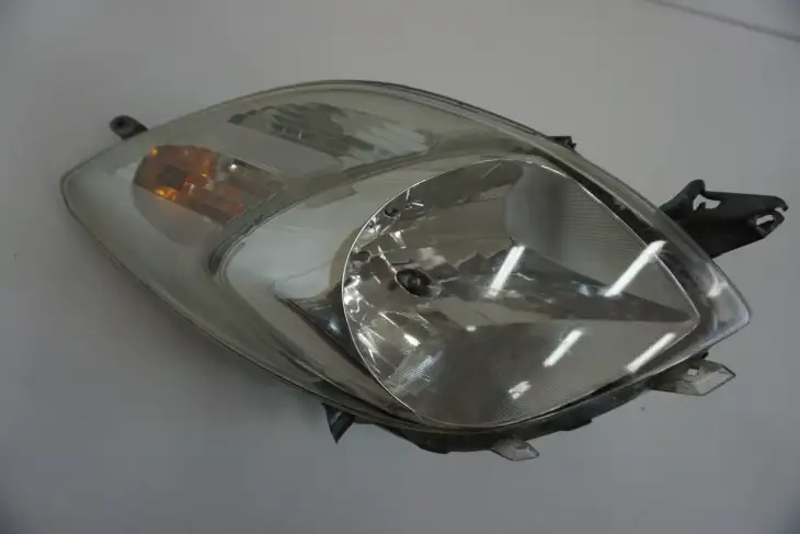 Toyota Yaris II Lampa Przednia Prawa Uk (NR 310)