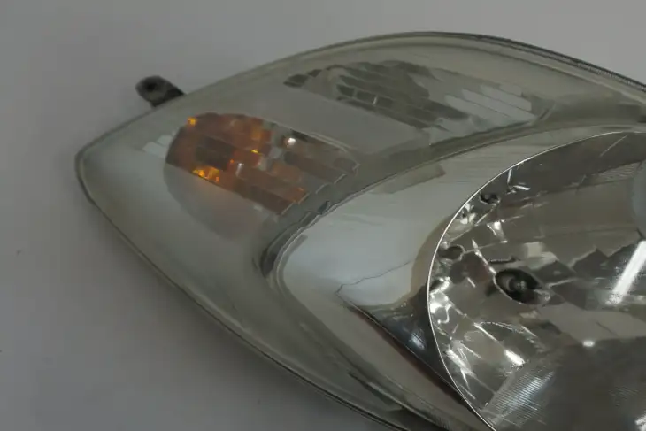 Toyota Yaris II Lampa Przednia Prawa Uk (NR 310) - obrazek 2
