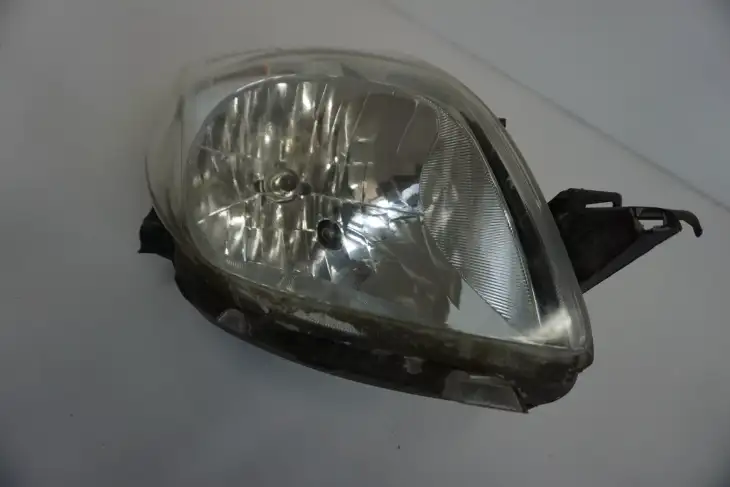 Toyota Yaris II Lampa Przednia Prawa Uk (NR 310) - obrazek 3