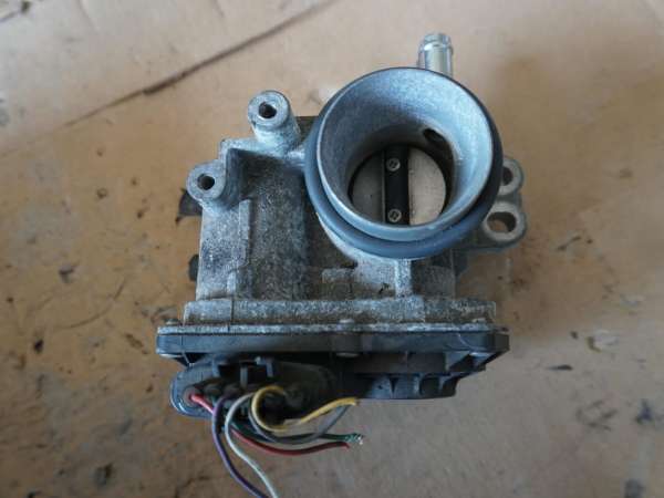 Toyota Yaris II Przepustnica 22030-23010 1.3 Benzyna