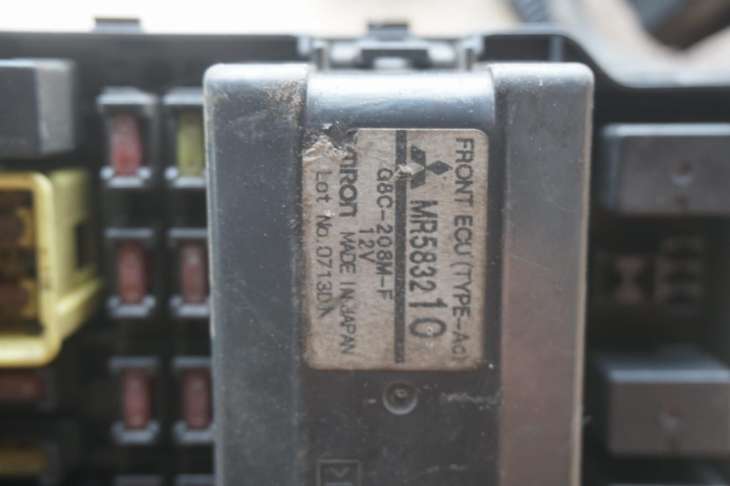 MITSUBISHI PAJERO III PUSZKA BEZPIECZNIKÓW MR583210 - obrazek 3