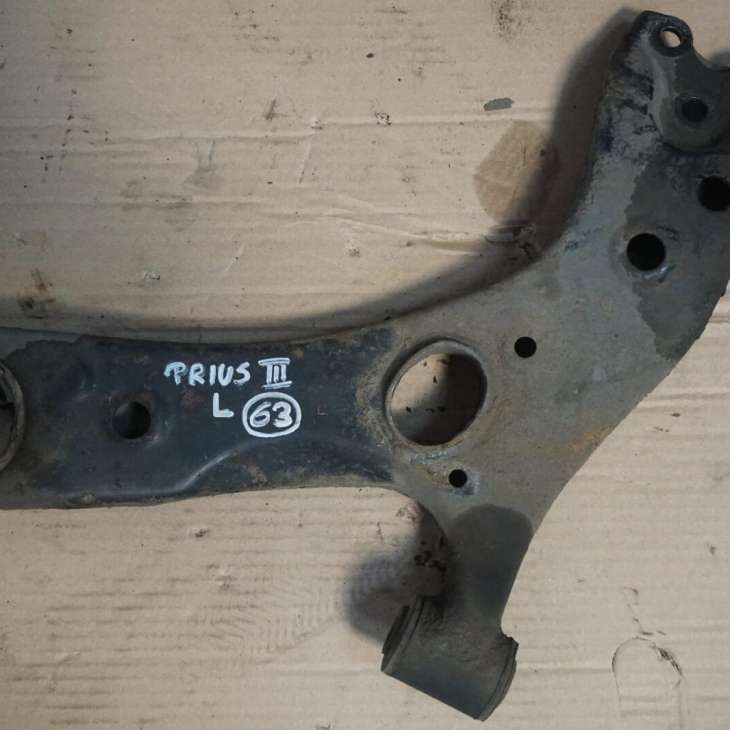TOYOTA PRIUS III XW30 WAHACZ LEWY PRZEDNI 2010rok