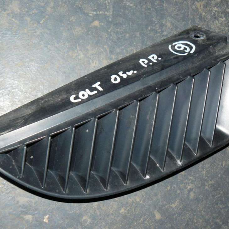 Mitsubishi Colt 2005r Atrapa Grill Prawa