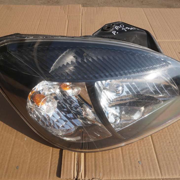 KIA RIO 2010R PRAWA PRZEDNIA LAMPA 921021G650