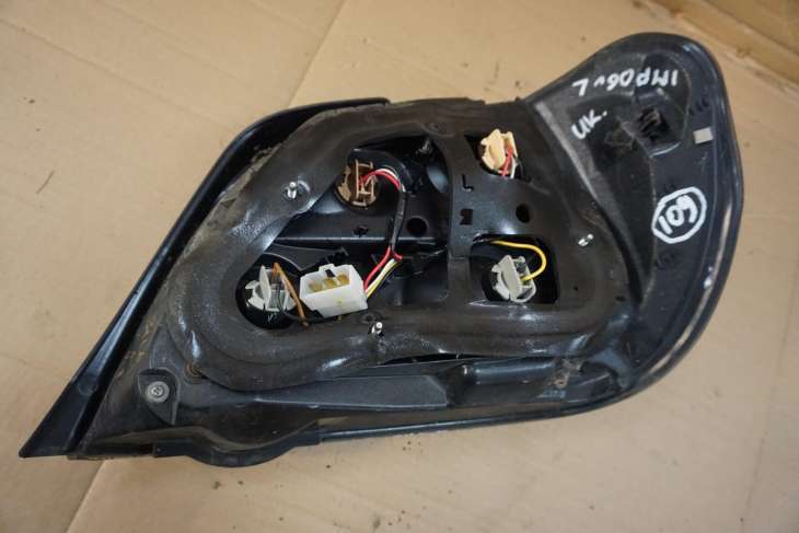 SUBARU IMPREZA GD SEDAN LEWA TYLNA LAMPA 84201FE450 - obrazek 4