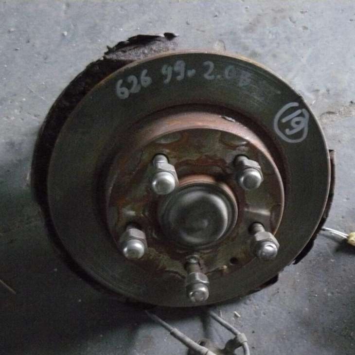 Mazda 626 1999 2000r Zwrotnica Piasta Prawy Tył