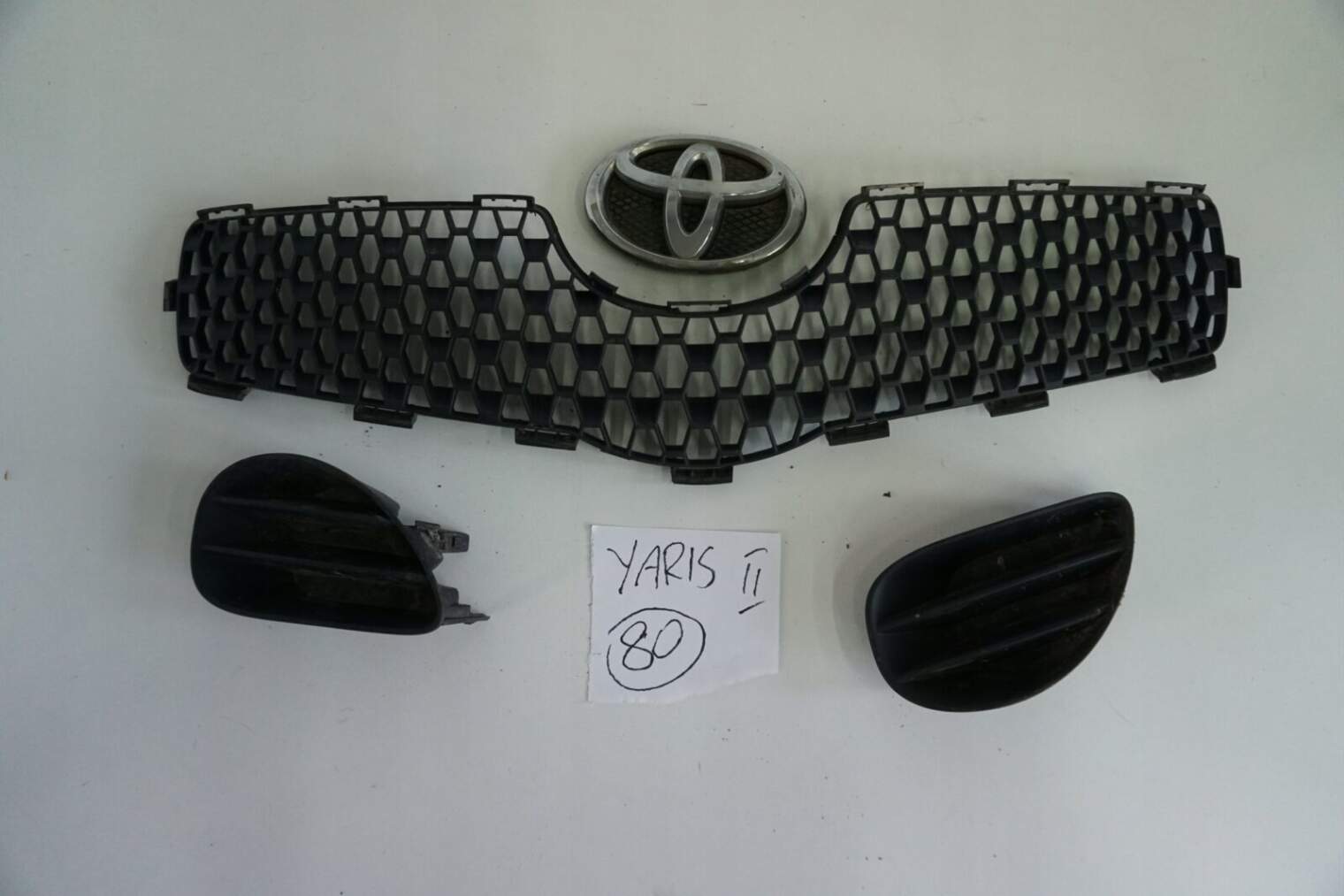 Toyota Yaris II 2007r Atrapa Grill Zderzak Znaczek