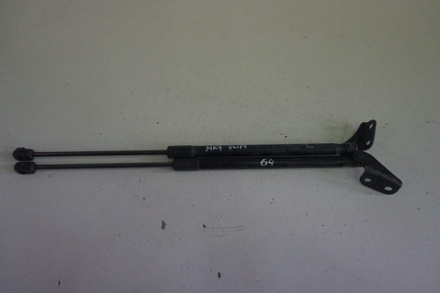Suzuki Swift Mk7 Siłowniki Klapy Bagażnika 81860-68l00