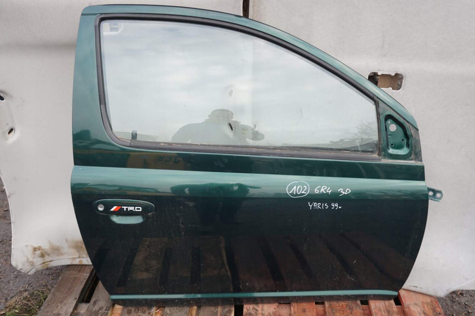 Toyota Yaris I 1999 2003 3drzwi Prawe Przednie 6r4 wesja japońska