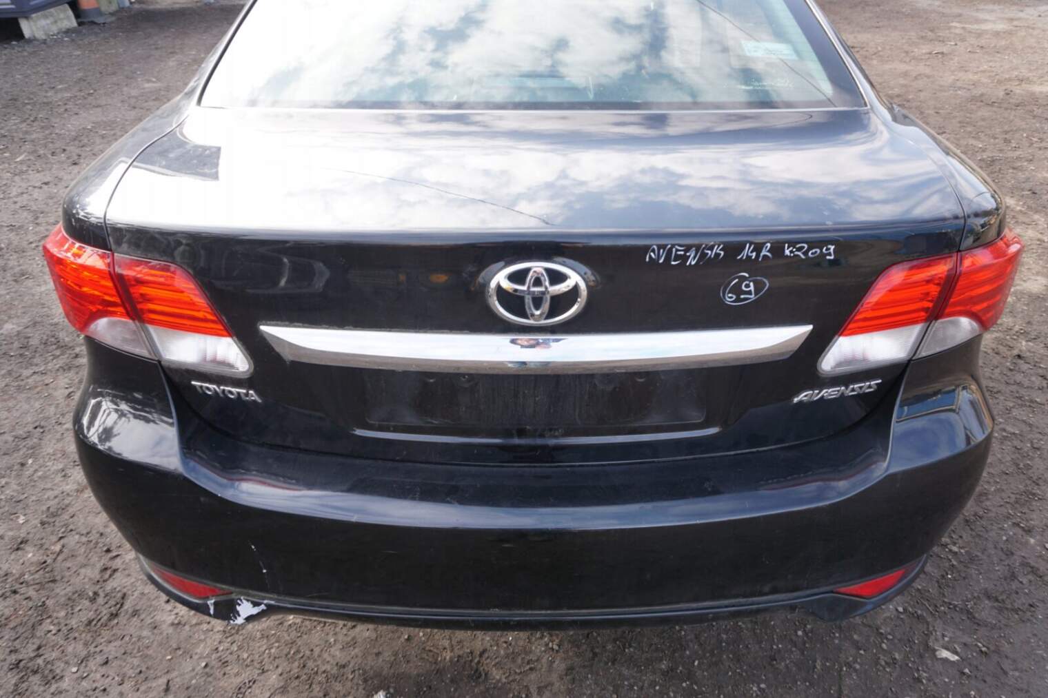 Toyota Avensis T27 Pas Klapa Zderzak Błotnik Tył