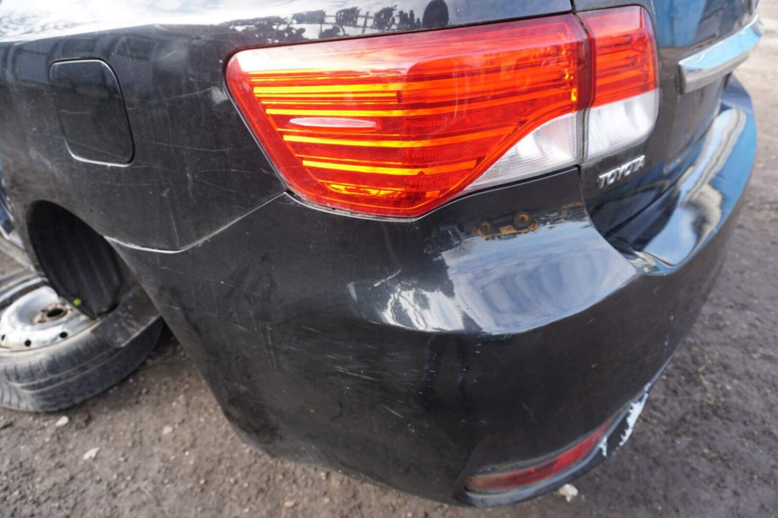 Toyota Avensis T27 Pas Klapa Zderzak Błotnik Tył - obrazek 5