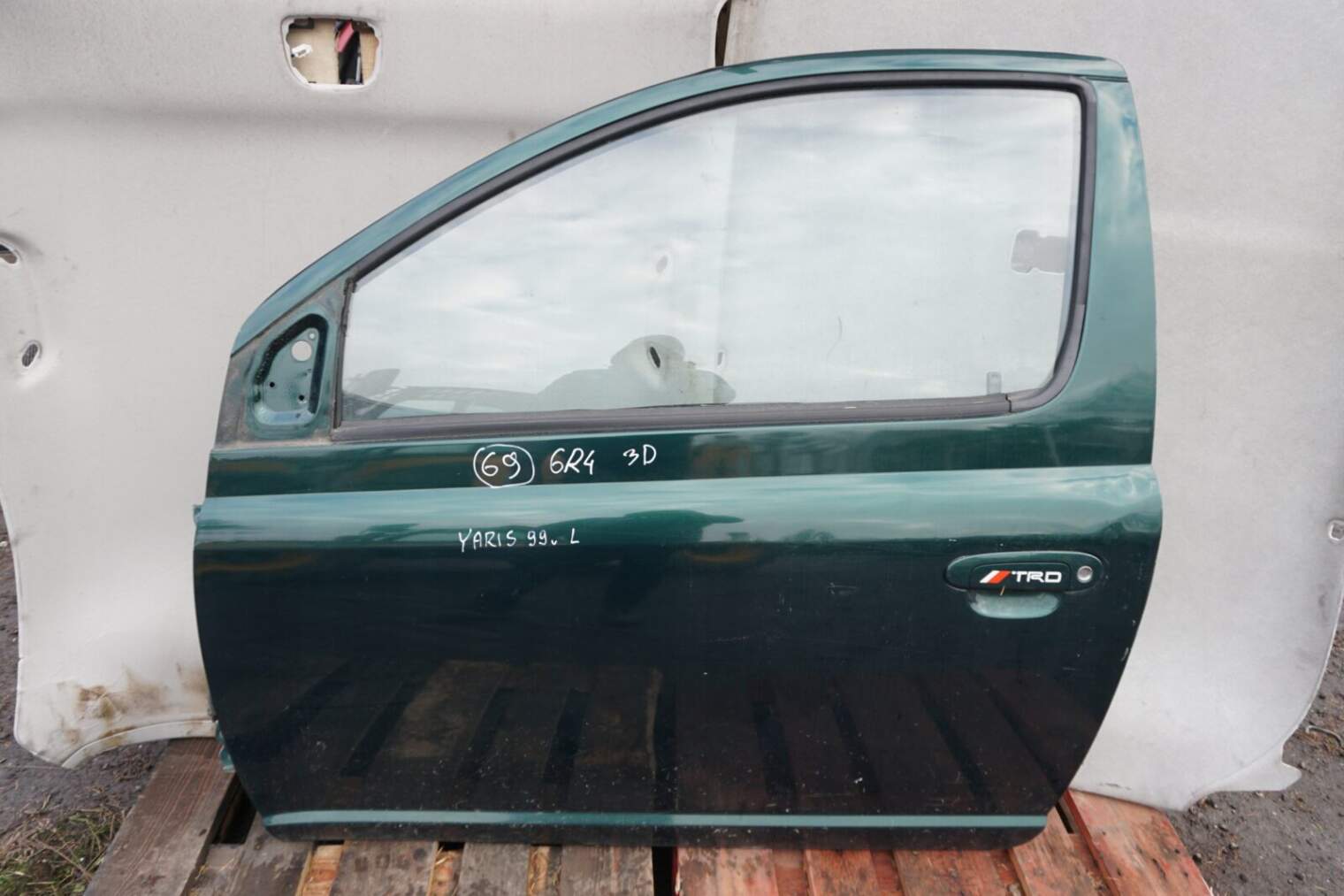 Toyota Yaris I 1999 2003 3drzwi Lewe Przednie 6r4 wersja japońska