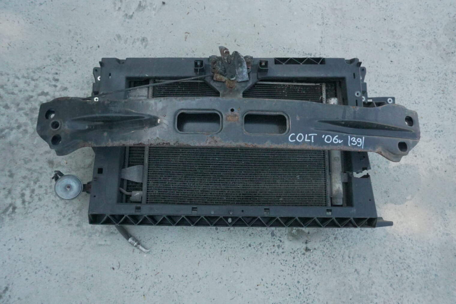 Mitsubishi Colt VI Pas Przedni Belka Wentylator Chłodnicy