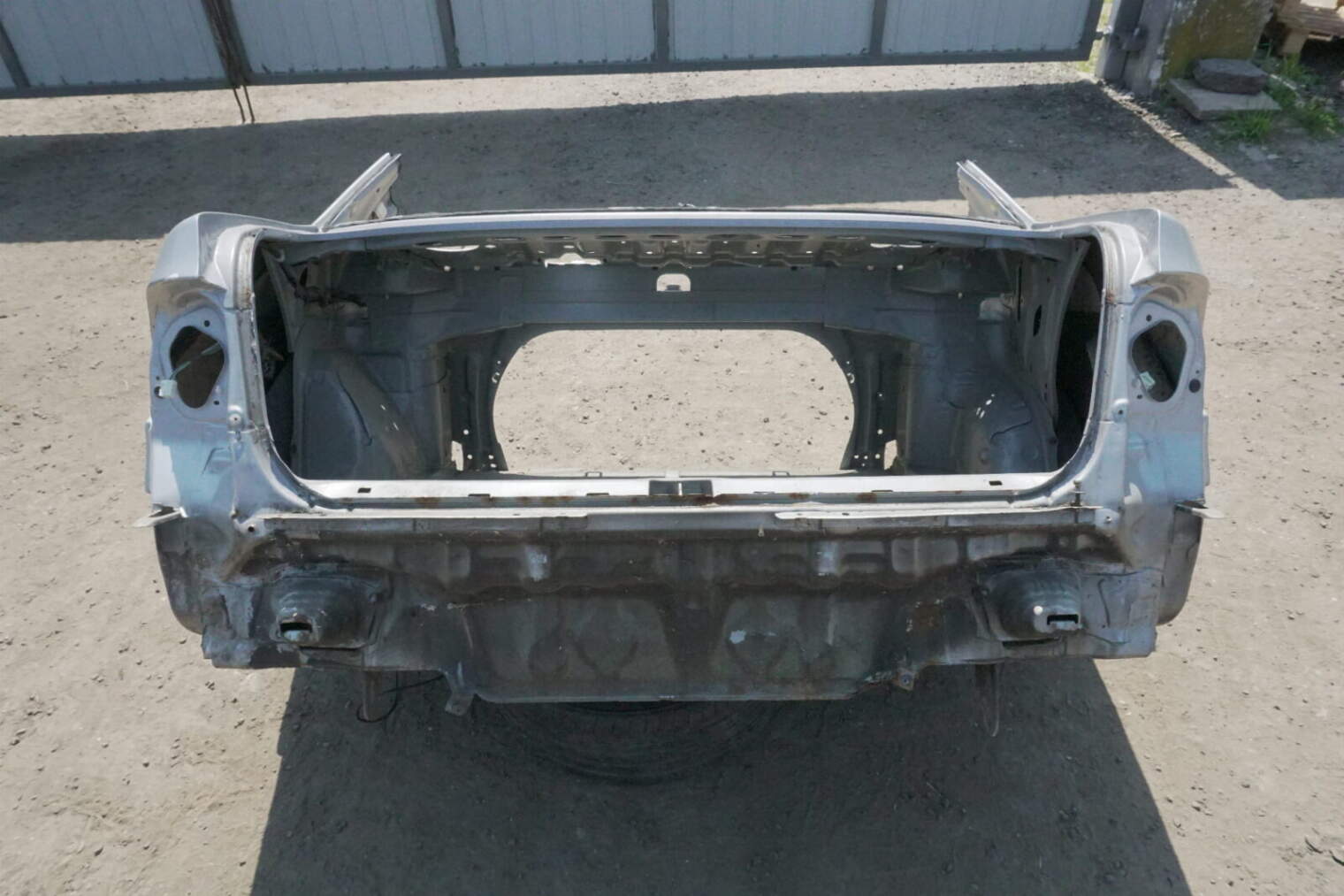 Toyota E11 Sedan Pas Tylny Błotnik