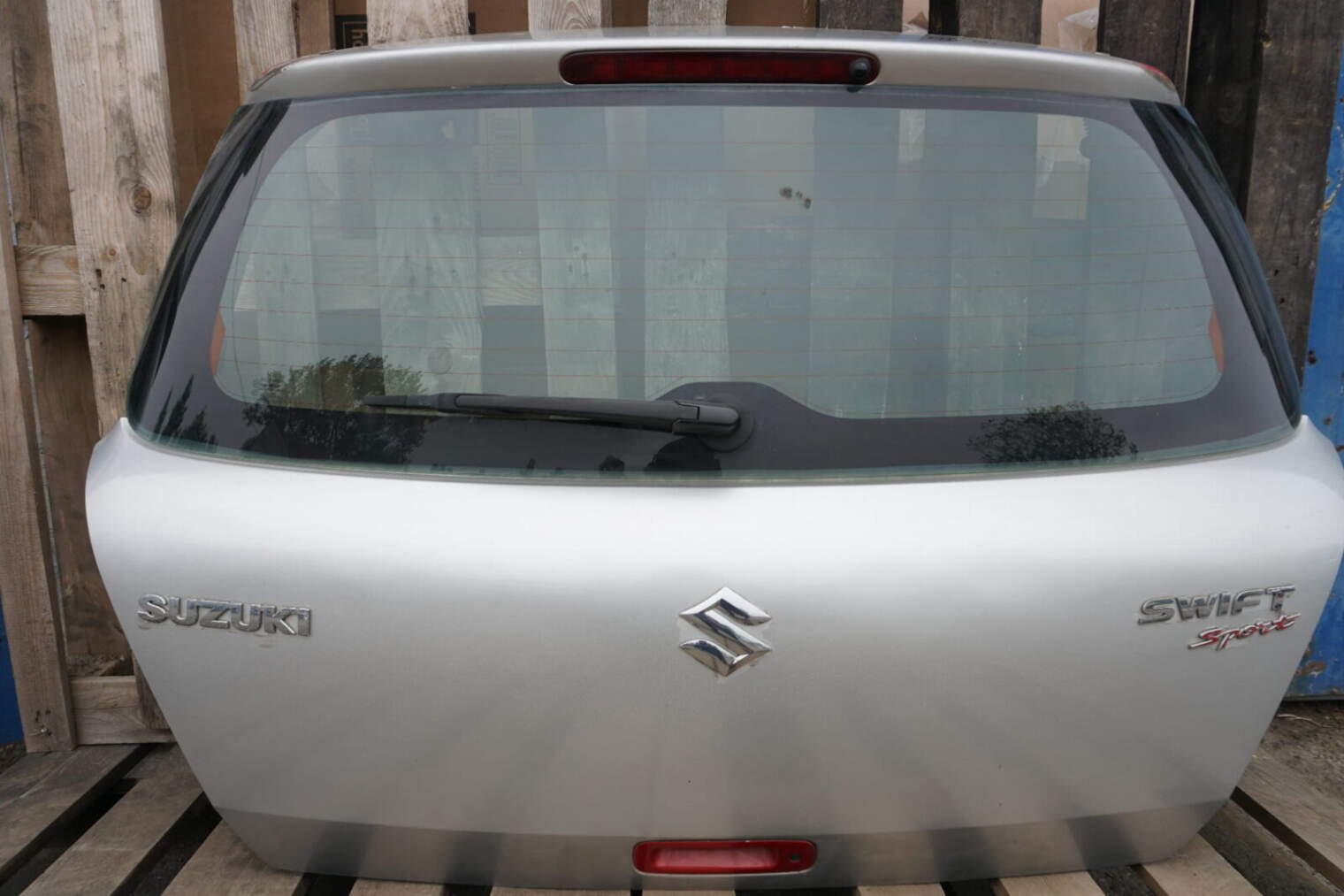 Suzuki Swift Mk6 III Szyba Tylna Klapa Bagażnika