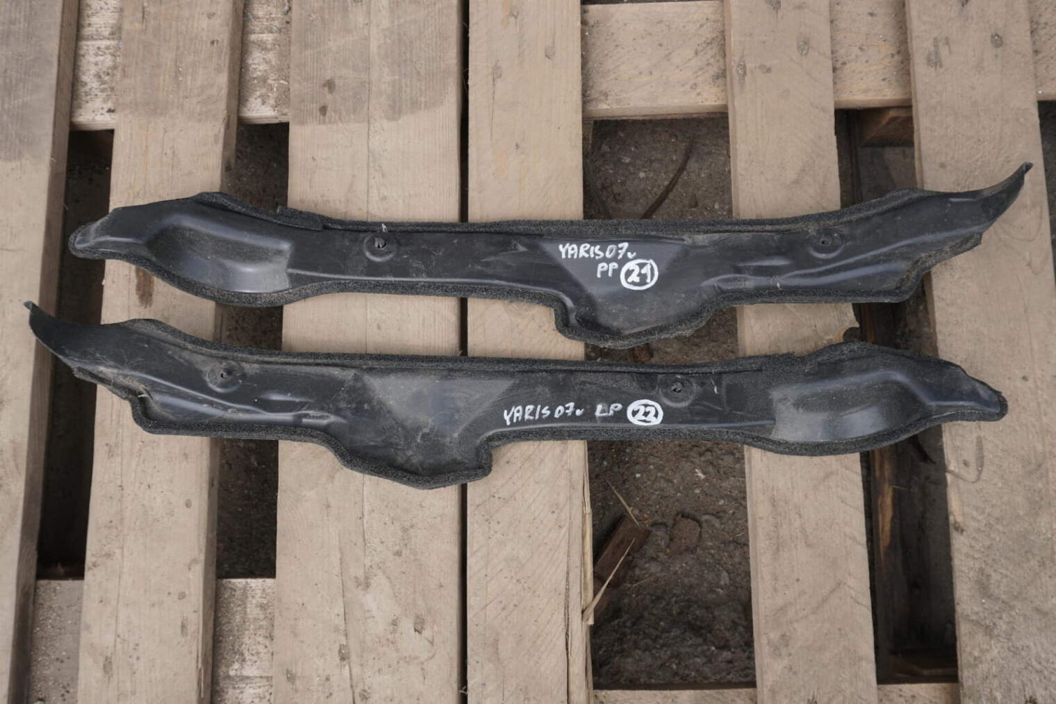 Toyota Yaris II Listwy 53828-52120 53827-52100