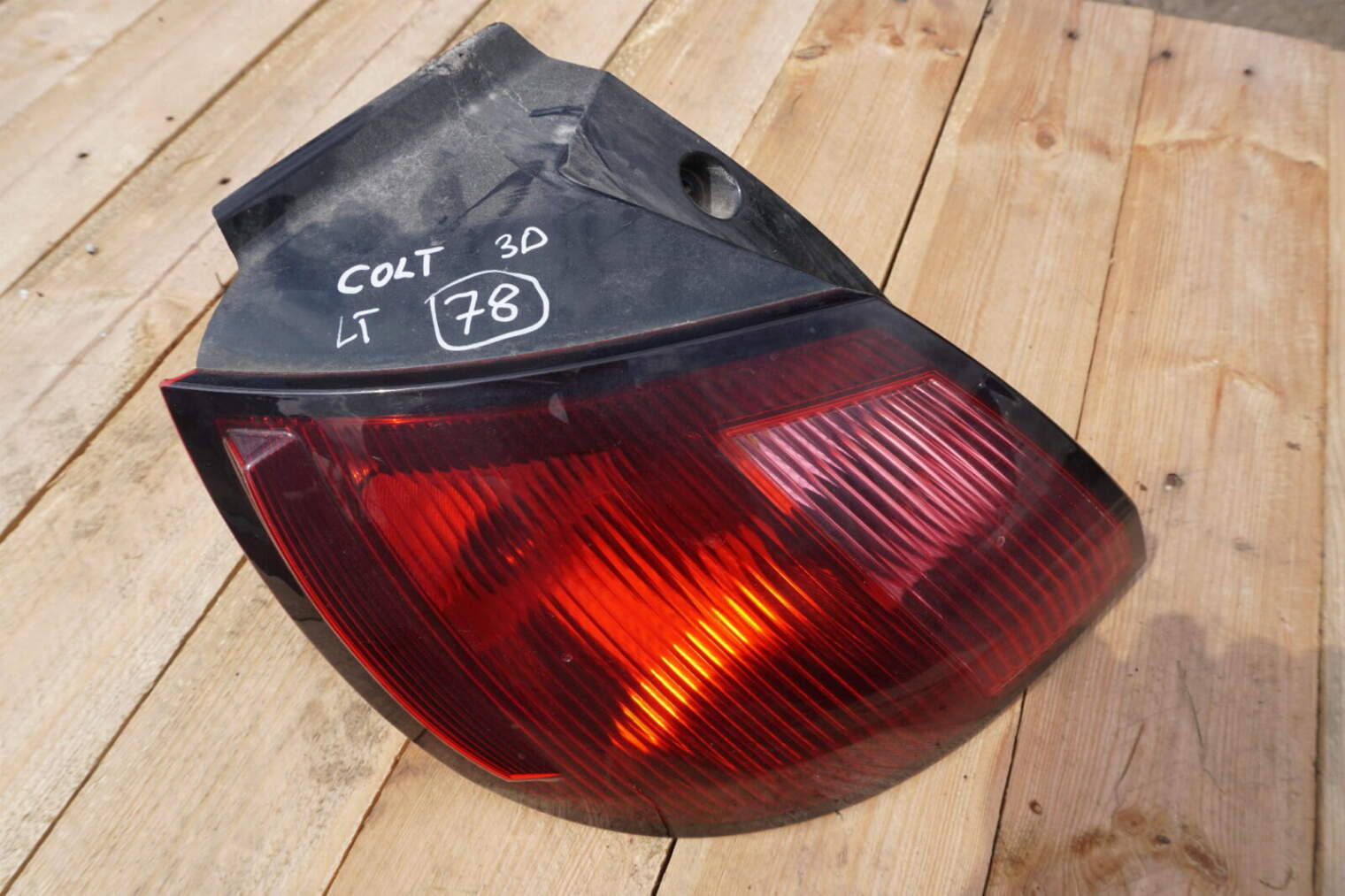 Mitsubishi Colt 2006r Lampa Lewy Tył Mr957365