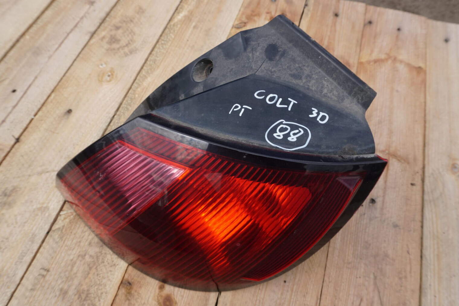 Mitsubishi Colt 2006r Lampa Prawy Tył Mr957366