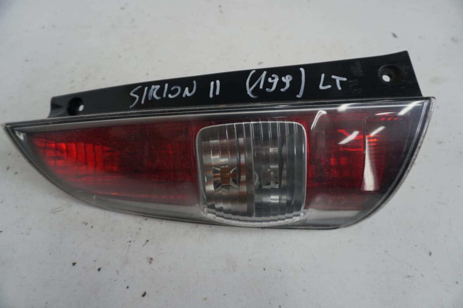 Daihatsu Sirion II Lampa Tylna Lewa Koito 220-51762