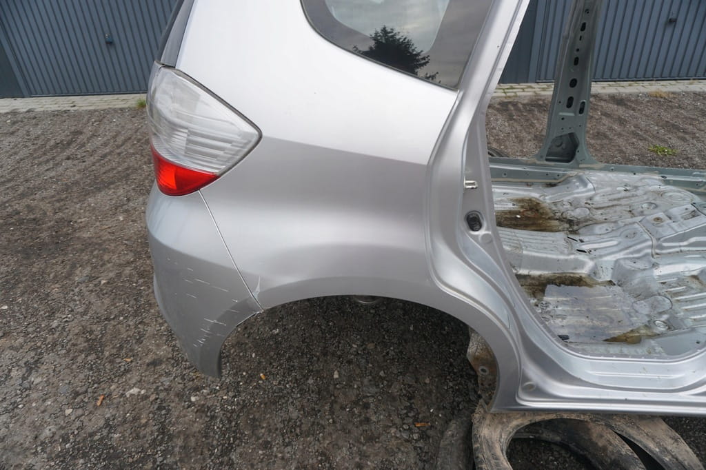 Honda Jazz III Błotnik Prawy Tylny Nh700m Lampa Srebrny