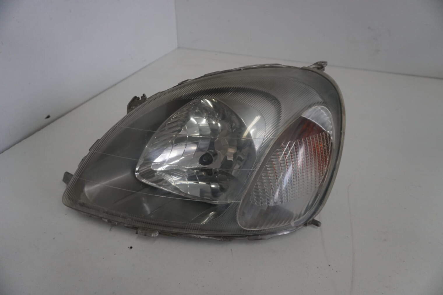 Toyota Yaris I Lampa Lewa Przednia Europa