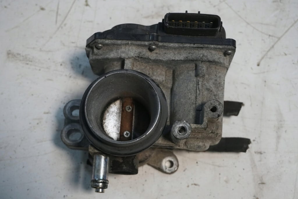 Toyota Yaris II Przepustnica 22030-23010 1.3 Benzyna 2007rok