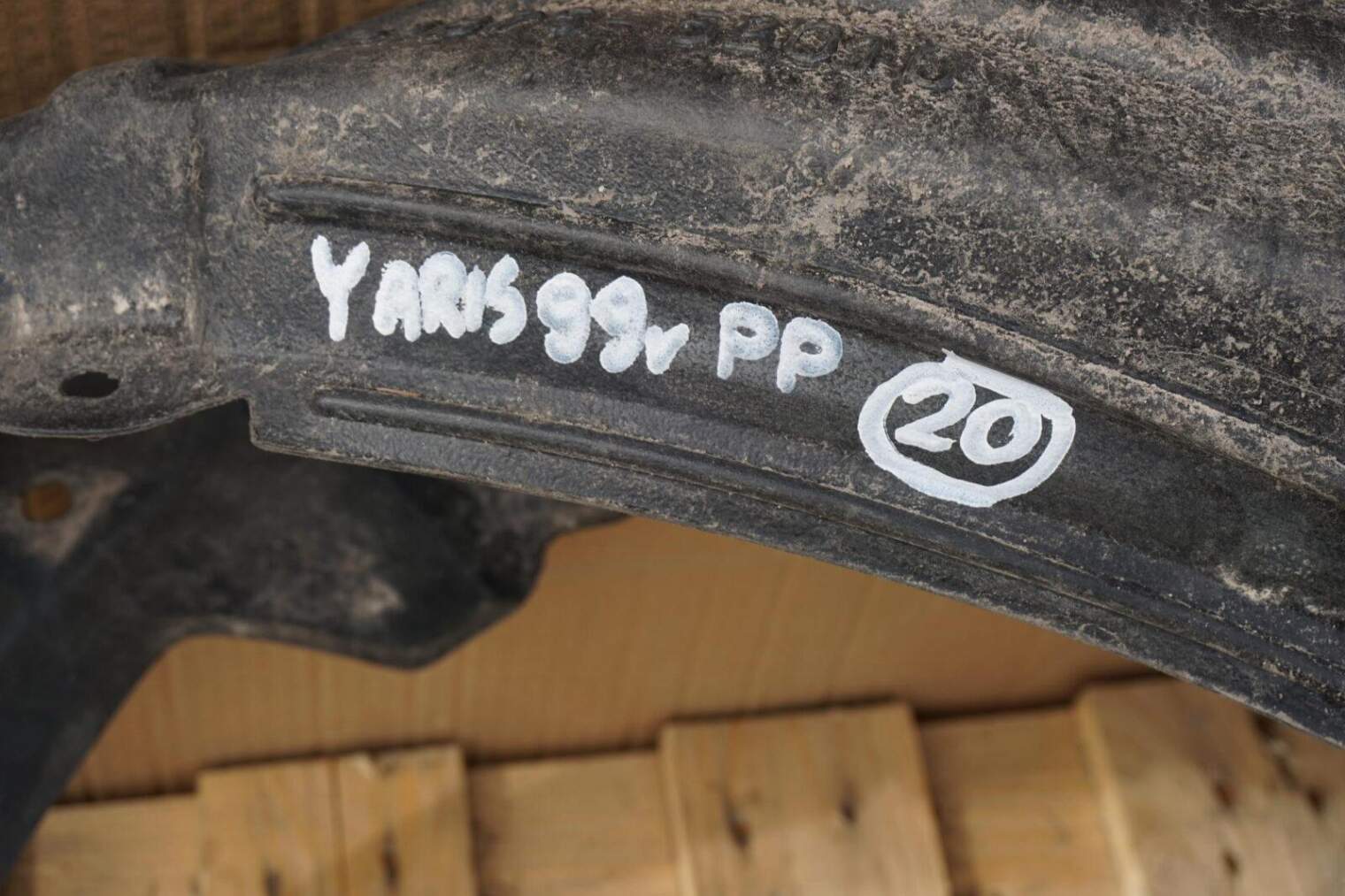 Toyota Yaris I Nadkole Prawe Przednie 58875-52010 - obrazek 2